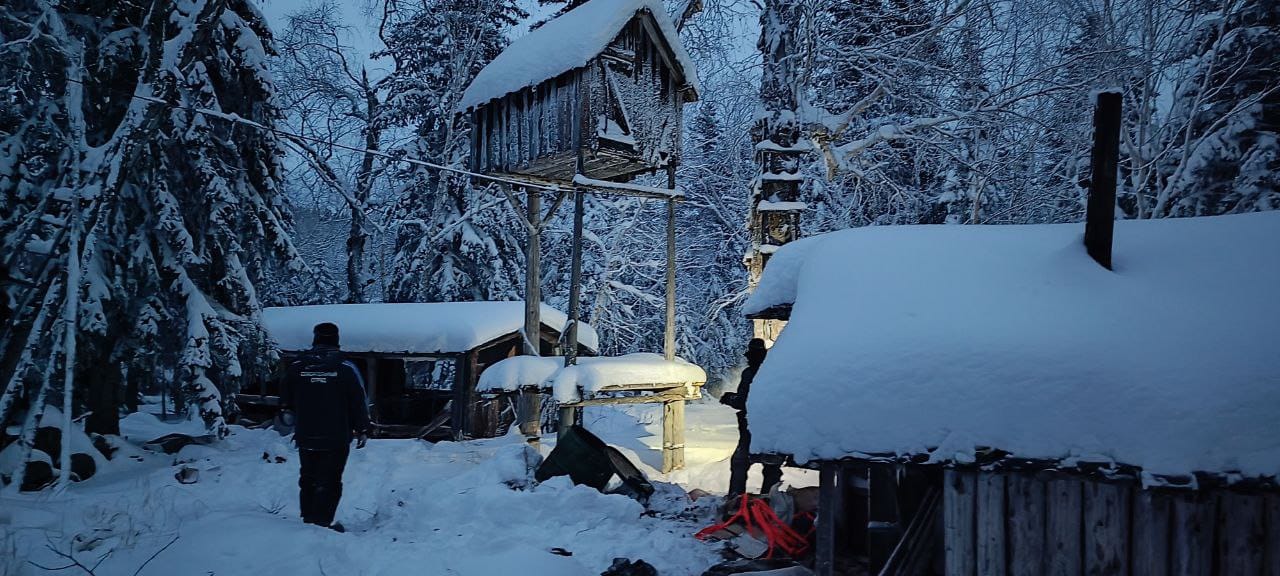 Разбросанные вещи и изувеченная мебель — так выглядит разгромленная медведем избушка мужчины, которого с середины ноября ищут на Камчатке Разбросанные вещи и изувеченная мебель — так выглядит разгромленная медведем избушка мужчины, которого с середины ноября ищут на Камчатке