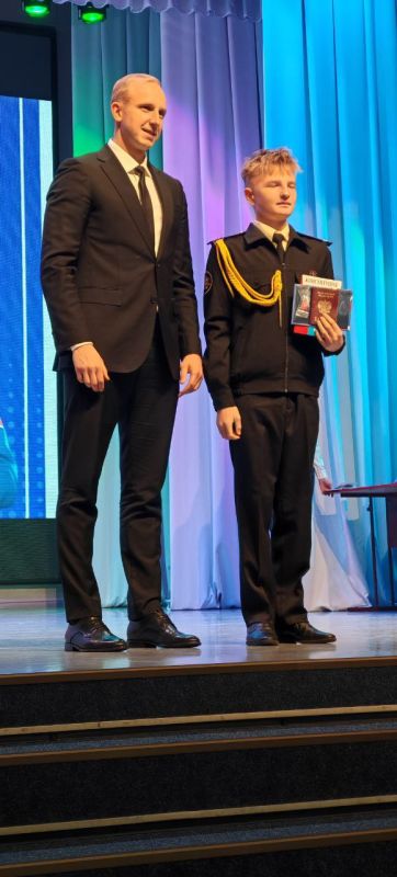 Прямо сейчас во Дворце детского творчества проходит торжественное вручение паспортов, приуроченное ко Дню Конституции Российской Федерации!