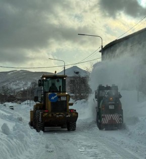 Город день за днем. 12 декабря 2025 года Подрядные организации круглосуточно работают на дорогах города