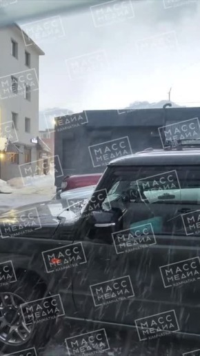 Дождь сменился градом. Очевидцы засняли природное явление на улицах краевой столицы