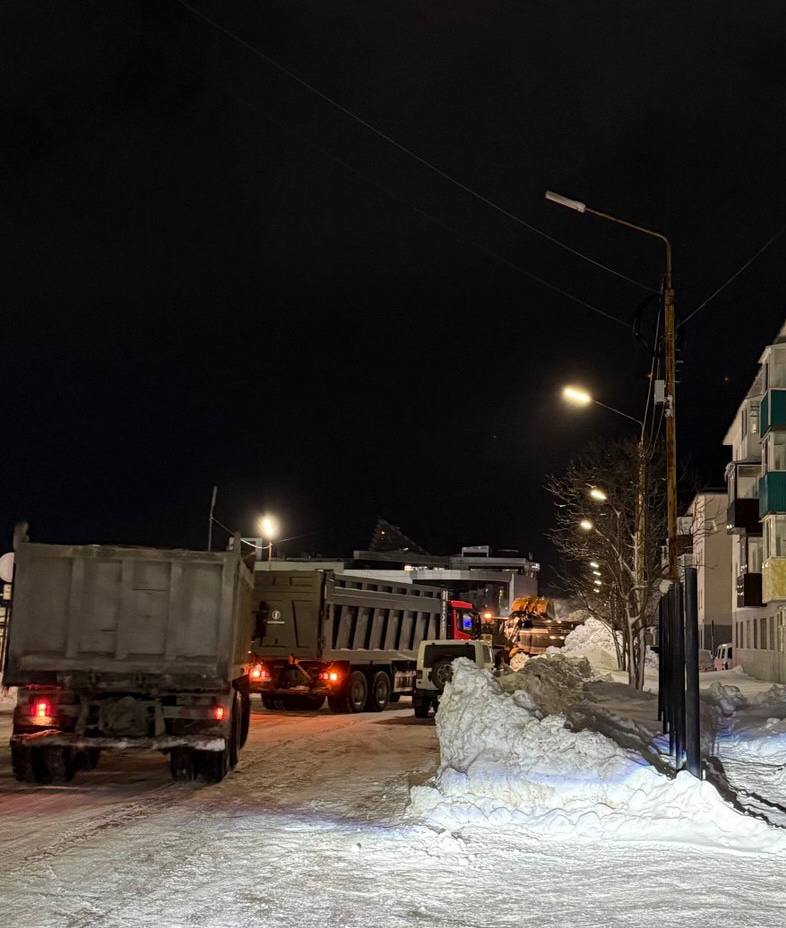 В Петропавловске-Камчатском дорожные службы продолжают ликвидацию последствий циклона В Петропавловске-Камчатском дорожные службы продолжают ликвидацию последствий циклона