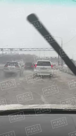 Город поплыл. Очевидцы сообщают об огромной луже на въезде в город со стороны объездной