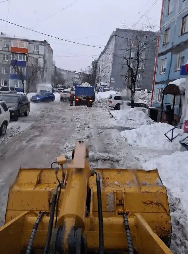 В Петропавловске-Камчатском дорожные службы продолжают ликвидацию последствий циклона В Петропавловске-Камчатском дорожные службы продолжают ликвидацию последствий циклона