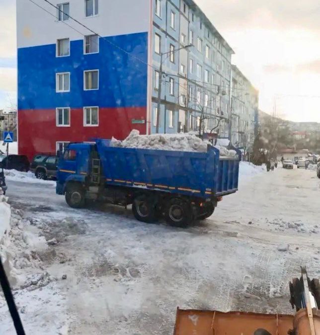 Город день за днем. 14 декабря 2025 года Специализированная техника работает на магистральных дорогах и внутриквартальных проездах Город день за днем. 14 декабря 2025 года Специализированная техника работает на магистральных дорогах и внутриквартальных проездах