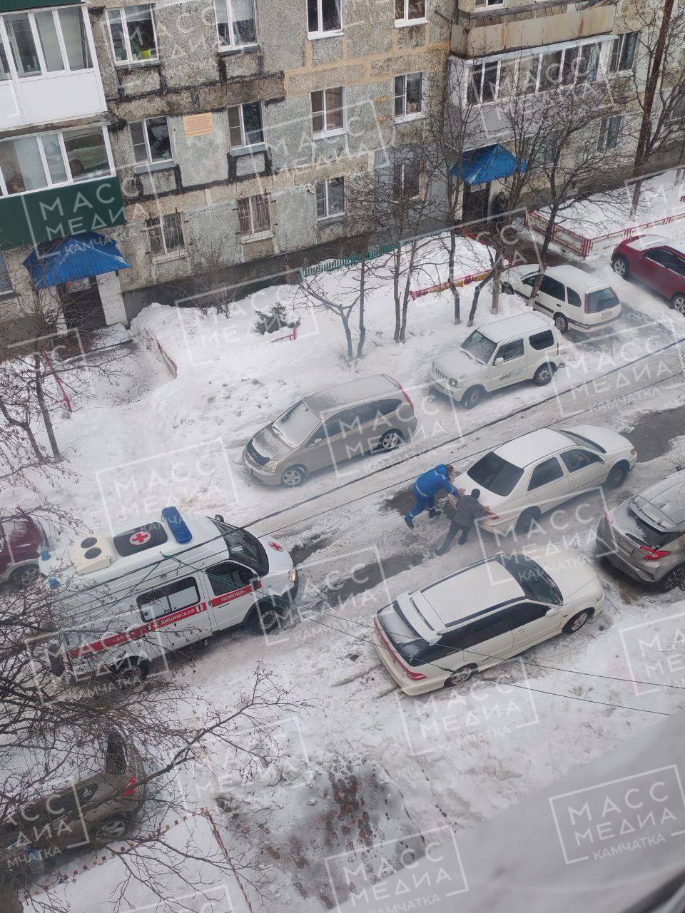 Скорая помощь с трудом добирается до пациентов из-за нерасчищенный дороги Скорая помощь с трудом добирается до пациентов из-за нерасчищенный дороги