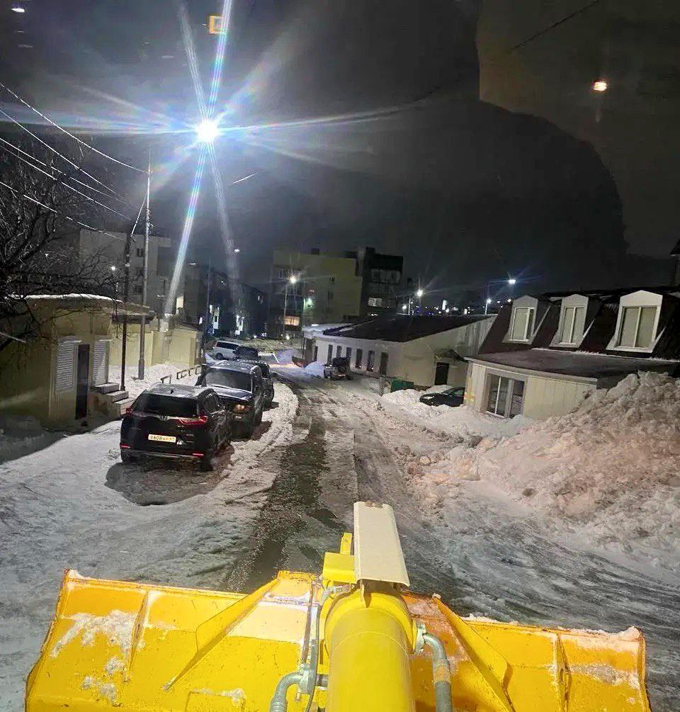 Город день за днем. 14 декабря 2025 года Специализированная техника работает на магистральных дорогах и внутриквартальных проездах Город день за днем. 14 декабря 2025 года Специализированная техника работает на магистральных дорогах и внутриквартальных проездах