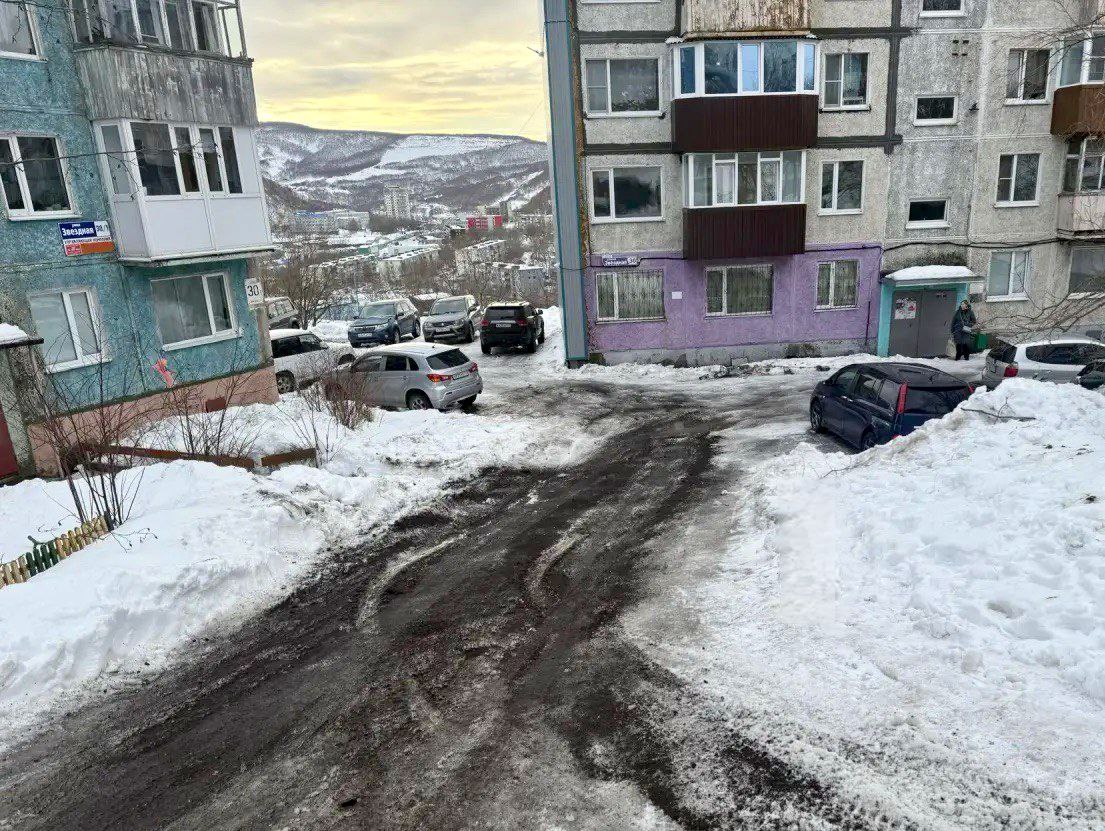 Город день за днем. 14 декабря 2025 года Специализированная техника работает на магистральных дорогах и внутриквартальных проездах Город день за днем. 14 декабря 2025 года Специализированная техника работает на магистральных дорогах и внутриквартальных проездах