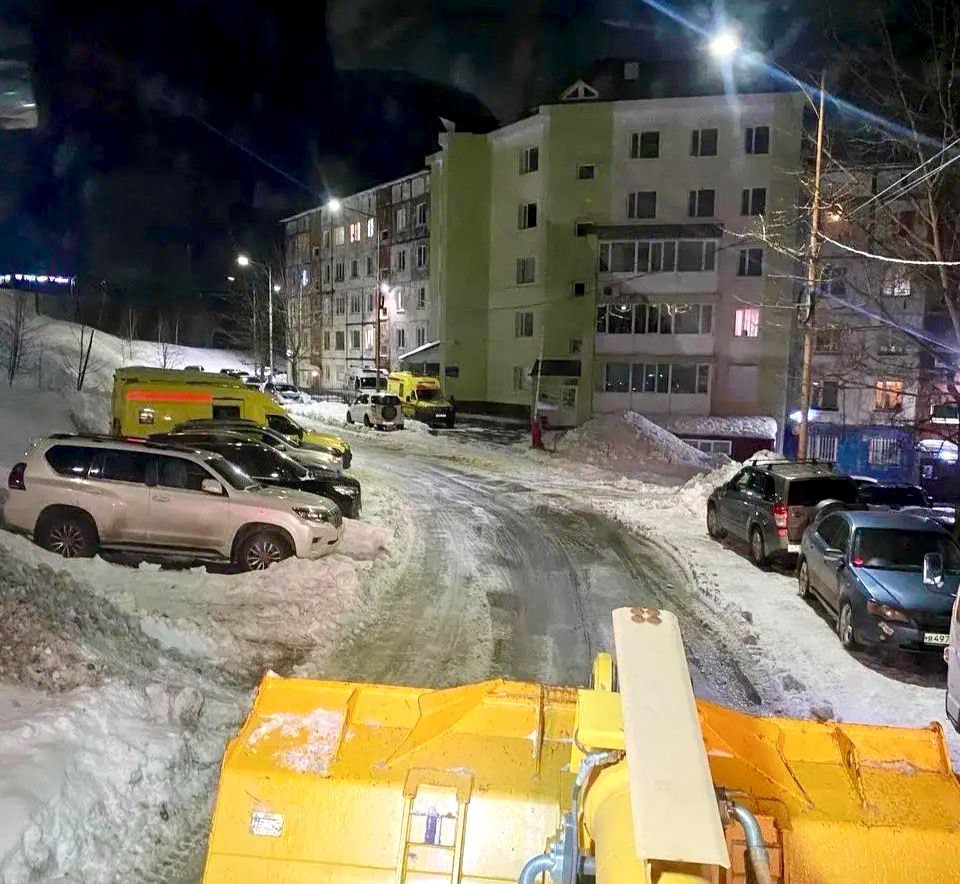 Город день за днем. 14 декабря 2025 года Специализированная техника работает на магистральных дорогах и внутриквартальных проездах Город день за днем. 14 декабря 2025 года Специализированная техника работает на магистральных дорогах и внутриквартальных проездах