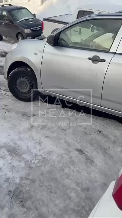 Не проехать, не пройти: в Петропавловске-Камчатском коммунальщики не могут справиться с последствиями циклонов