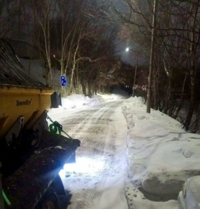 Город день за днем. 14 декабря 2025 года Специализированная техника работает на магистральных дорогах и внутриквартальных проездах