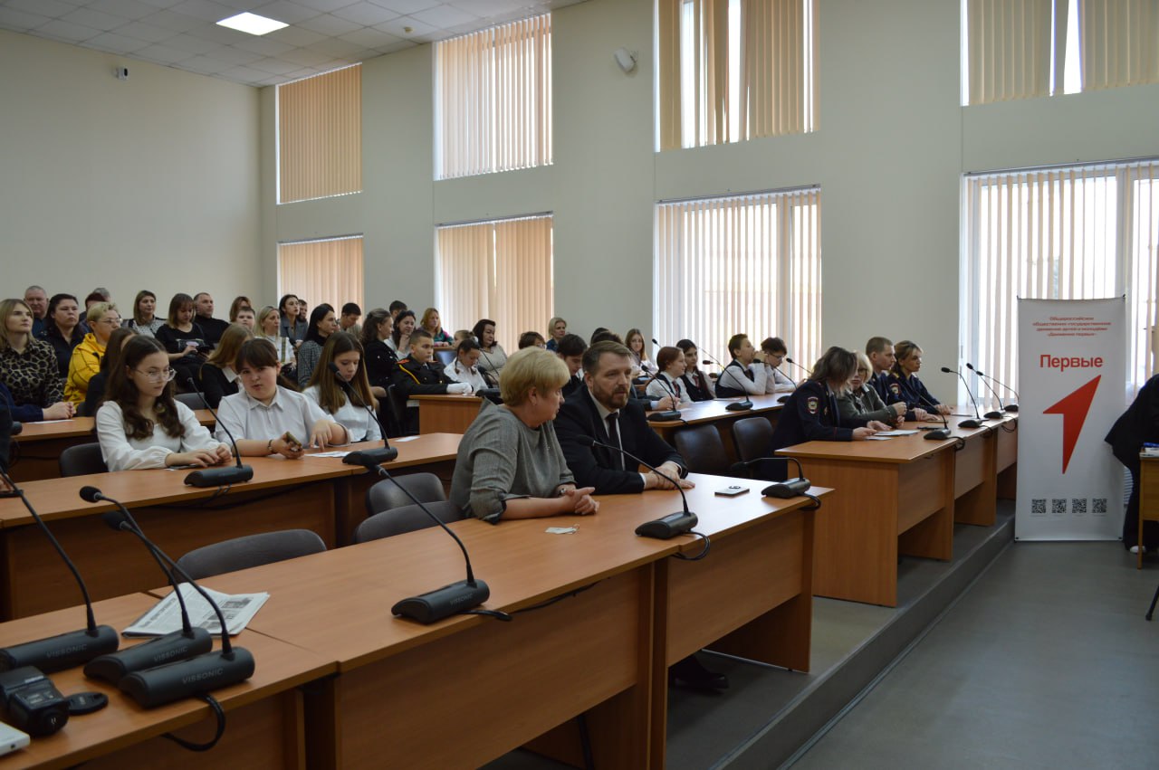 Сотрудники ОМВД России по Елизовскому району приняли участие в церемонии вручения первых паспортов юным жителям края, в рамках Всероссийской акции «Мы-граждане России» организованной совместно с «Движением Первых» Сотрудники ОМВД России по Елизовскому району приняли участие в церемонии вручения первых паспортов юным жителям края, в рамках Всероссийской акции «Мы-граждане России» организованной совместно с «Движением Первых»