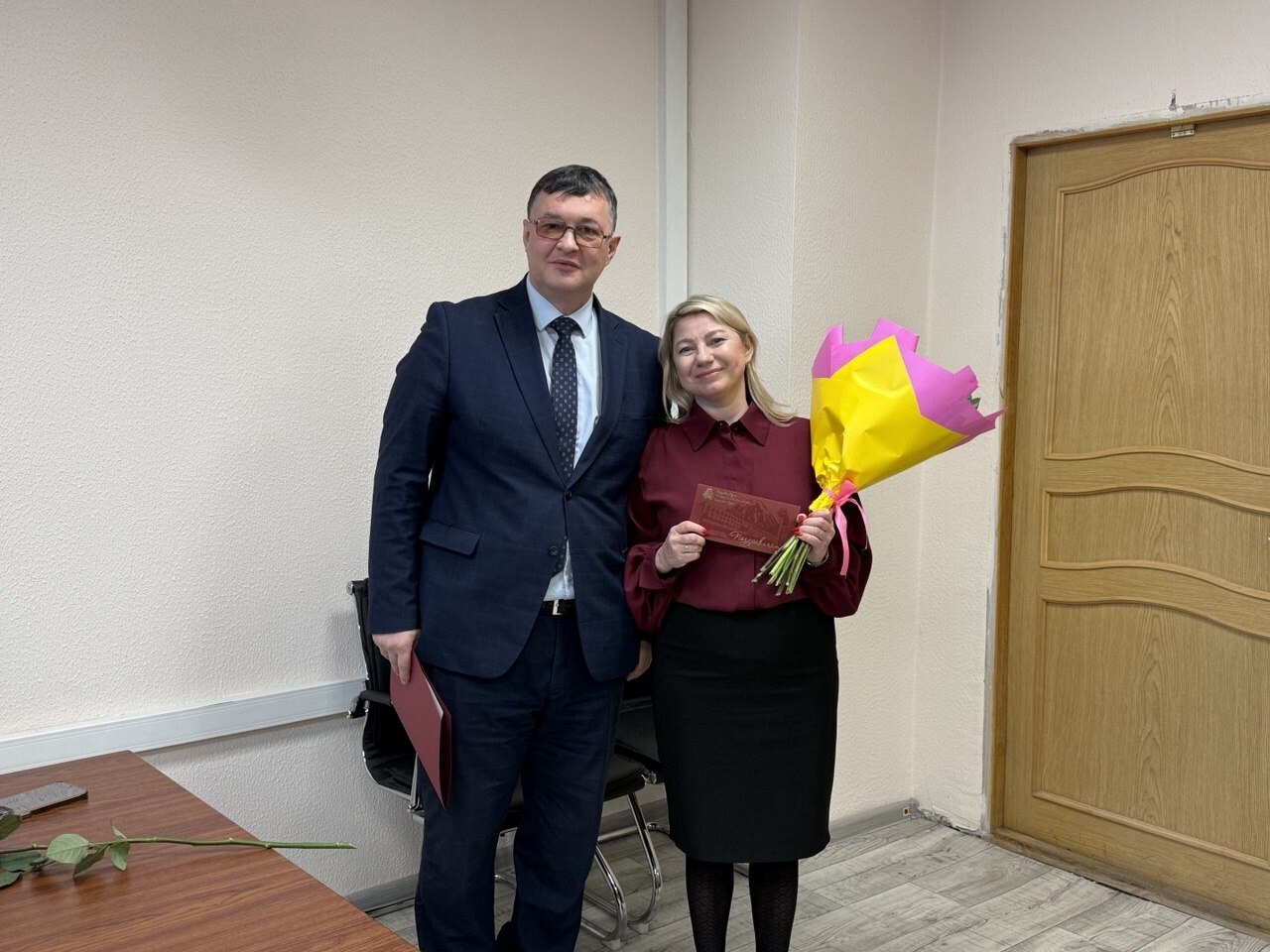 Руководитель аппарата Городской Думы Петропавловска Дмитрий Глуховский поздравил коллектив Контрольно-счетной палаты ПКГО с 19-летием со дня образования