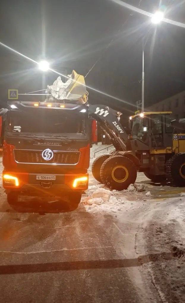 Город день за днем. 15 декабря 2025 года В Петропавловске-Камчатском дорожные службы продолжают очистку городских территорий Город день за днем. 15 декабря 2025 года В Петропавловске-Камчатском дорожные службы продолжают очистку городских территорий
