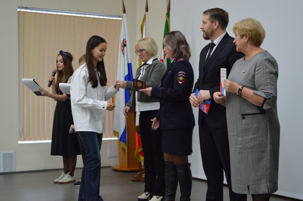 Сотрудники ОМВД России по Елизовскому району приняли участие в церемонии вручения первых паспортов юным жителям края, в рамках Всероссийской акции «Мы-граждане России» организованной совместно с «Движением Первых» Сотрудники ОМВД России по Елизовскому району приняли участие в церемонии вручения первых паспортов юным жителям края, в рамках Всероссийской акции «Мы-граждане России» организованной совместно с «Движением Первых»