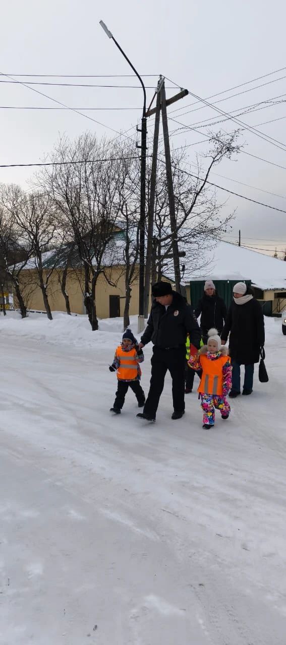 "Волшебные светлячки": в Палане прошла акция по безопасности детей на дорогах "Волшебные светлячки": в Палане прошла акция по безопасности детей на дорогах