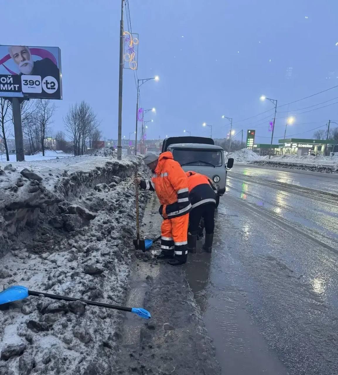 Бригады ручного труда очищают ливневки Бригады ручного труда очищают ливневки