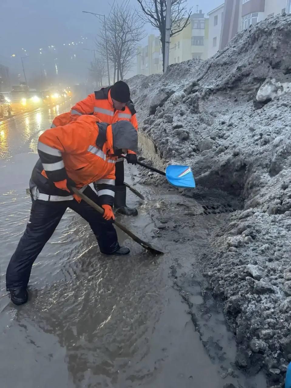 Бригады ручного труда очищают ливневки Бригады ручного труда очищают ливневки