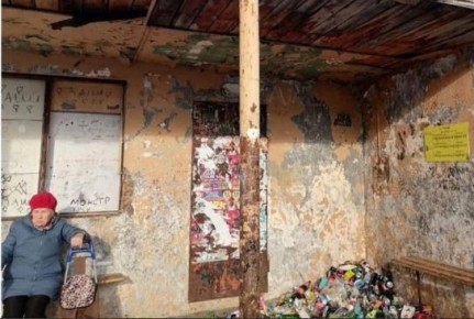 Фантомная остановка: в столице Камчатки пассажиры ждут автобуса в незаконном здании