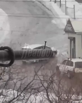 Ледяные ванны и километровые катки устроил тихоокеанский циклон на Камчатке