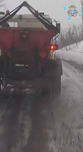 Дорожные службы обрабатывают проезд в микрорайон Долиновка противогололедными материалами