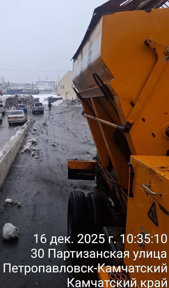 Город день за днем. 16 декабря 2025 года Петропавловск-Камчатский продолжает оставаться в зоне влияния циклона