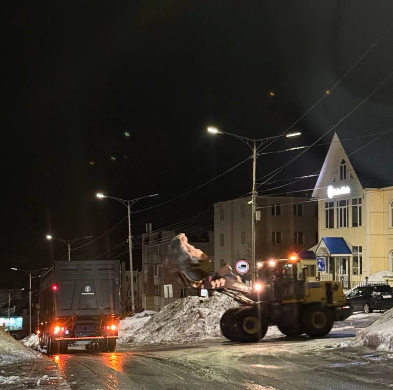 В ночную смену подрядные организации производили работы по обработке дорог противоголеледным материалом В ночную смену подрядные организации производили работы по обработке дорог противоголеледным материалом