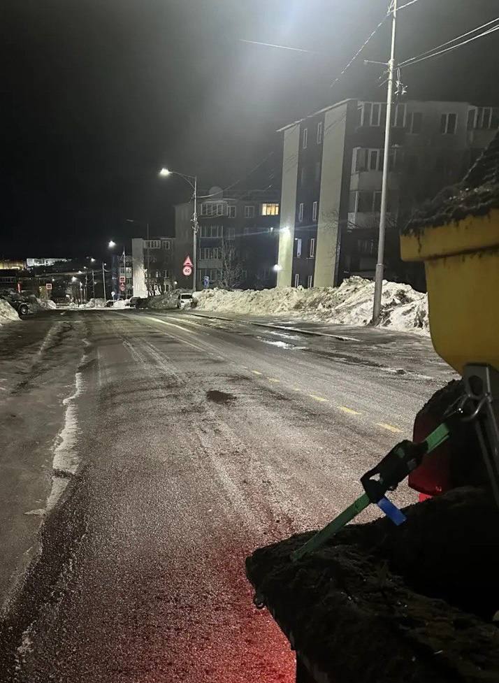 В ночную смену подрядные организации производили работы по обработке дорог противоголеледным материалом В ночную смену подрядные организации производили работы по обработке дорог противоголеледным материалом