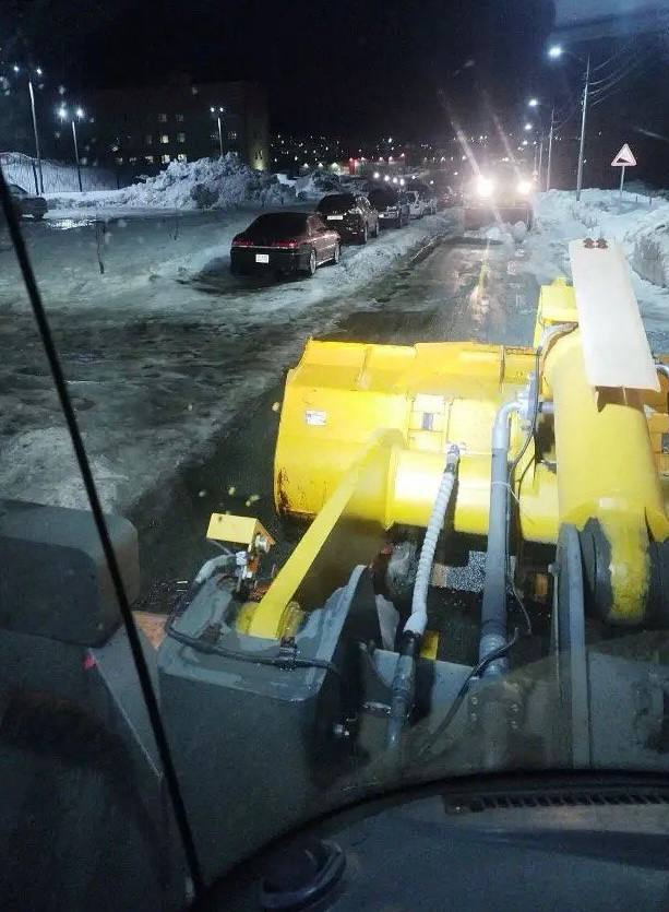 В ночную смену подрядные организации производили работы по обработке дорог противоголеледным материалом В ночную смену подрядные организации производили работы по обработке дорог противоголеледным материалом