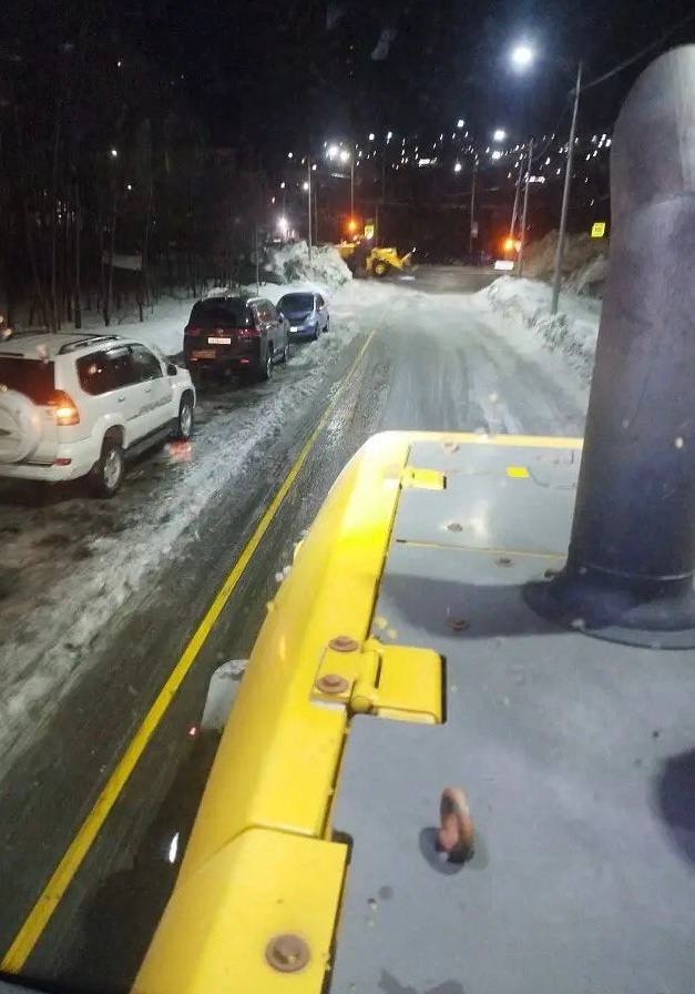 В ночную смену подрядные организации производили работы по обработке дорог противоголеледным материалом В ночную смену подрядные организации производили работы по обработке дорог противоголеледным материалом