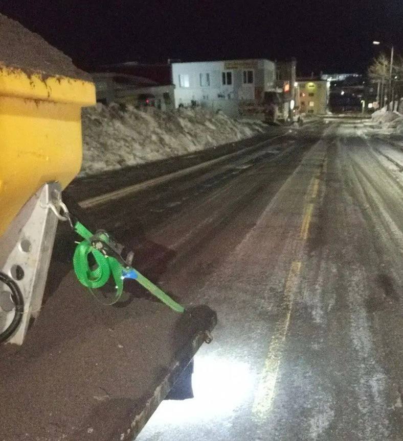 В ночную смену подрядные организации производили работы по обработке дорог противоголеледным материалом В ночную смену подрядные организации производили работы по обработке дорог противоголеледным материалом