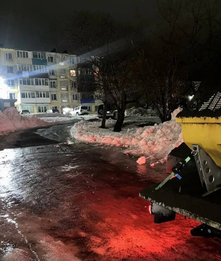 В ночную смену подрядные организации производили работы по обработке дорог противоголеледным материалом В ночную смену подрядные организации производили работы по обработке дорог противоголеледным материалом