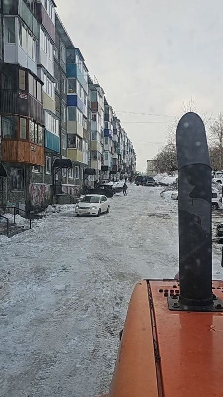 Город день за днем. 17 декабря 2025 года Дорожные службы продолжают работу по ликвидации последствий циклона