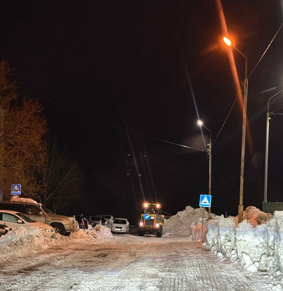 В ночную смену подрядные организации производили работы по обработке дорог противоголеледным материалом В ночную смену подрядные организации производили работы по обработке дорог противоголеледным материалом