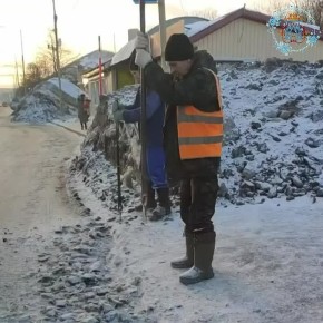 Бригады ручного труда и специализированная техника продолжают работы по расчистке тротуаров и пешеходных зон