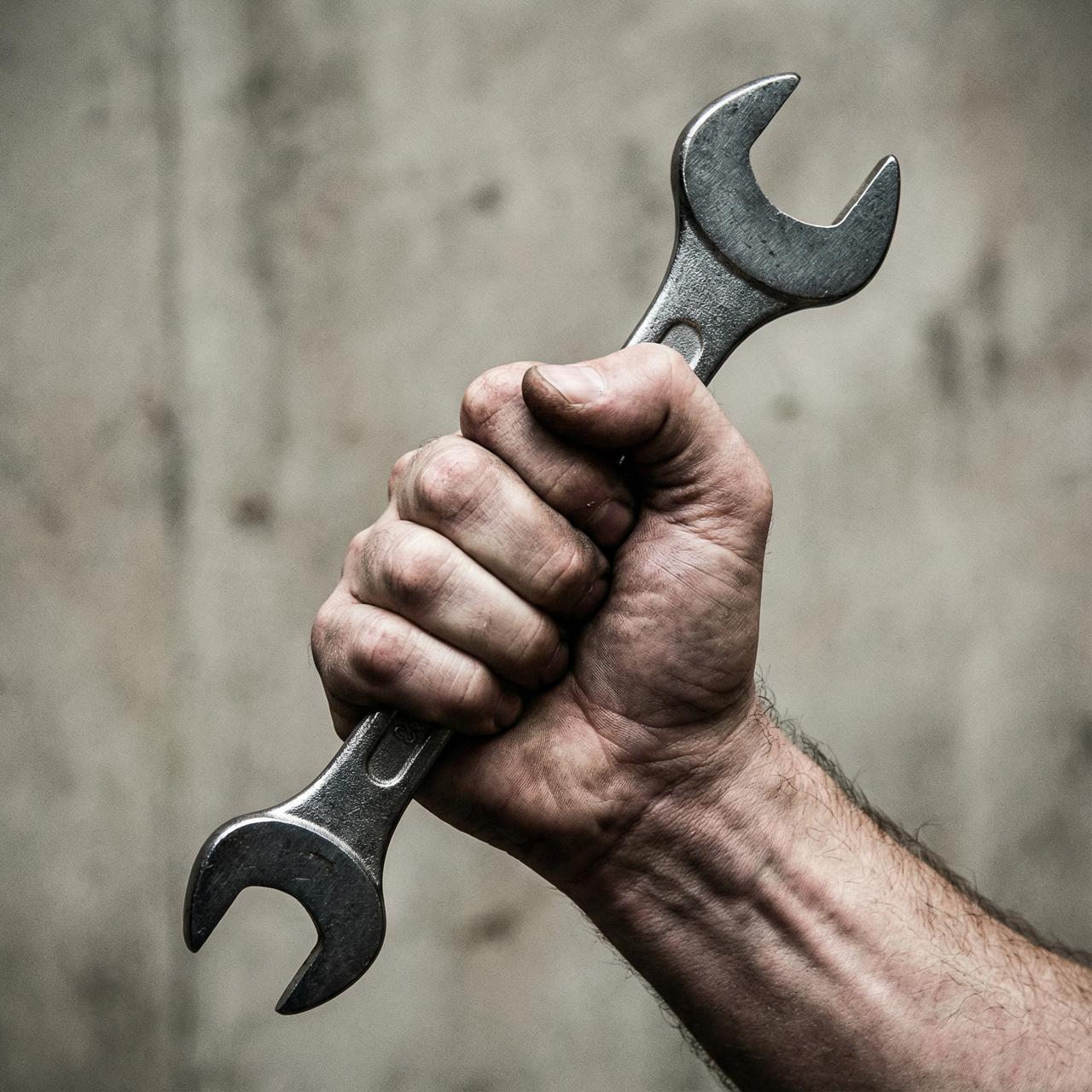 Чуть не убил гаечным ключом