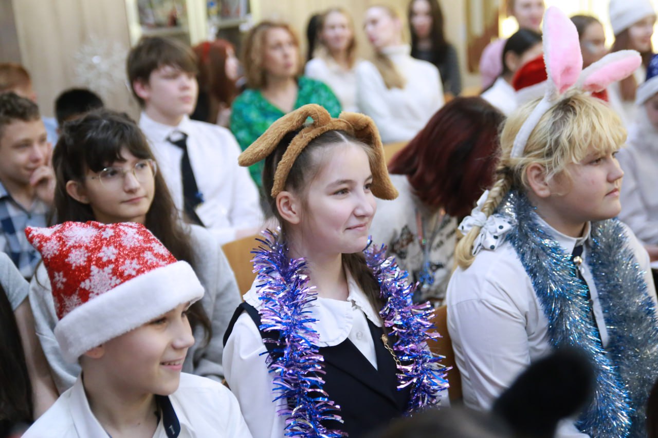 Новый год – время чудес!. Анатолий Кирносенко поздравил детей из 2-го избирательного округа с наступающими праздниками и вручил им подарки от сенатора РФ Валерия Пономарева Новый год – время чудес!. Анатолий Кирносенко поздравил детей из 2-го избирательного округа с наступающими праздниками и вручил им подарки от сенатора РФ Валерия Пономарева