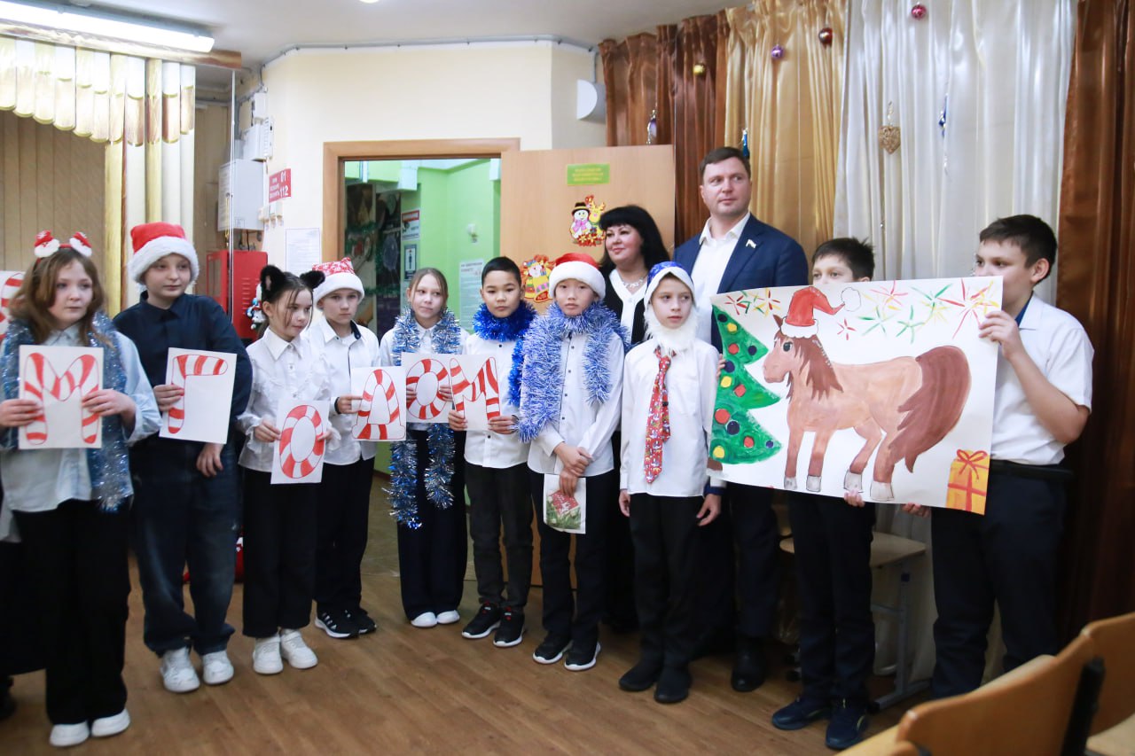 Новый год – время чудес!. Анатолий Кирносенко поздравил детей из 2-го избирательного округа с наступающими праздниками и вручил им подарки от сенатора РФ Валерия Пономарева Новый год – время чудес!. Анатолий Кирносенко поздравил детей из 2-го избирательного округа с наступающими праздниками и вручил им подарки от сенатора РФ Валерия Пономарева