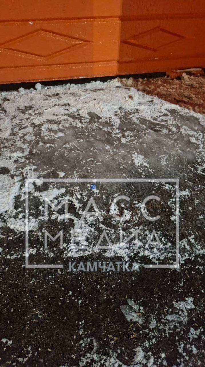 Ребенок сломал ногу на автобусной остановке Ребенок сломал ногу на автобусной остановке