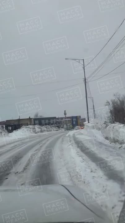 Нависшую угрозу устранили. Столб на 5 км возле автоколонны 1400 поставили на место