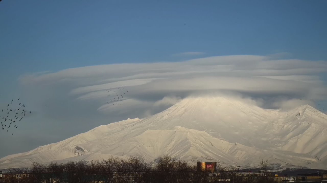 Над заснеженными вулканами Камчатки зависли лентикулярные облака