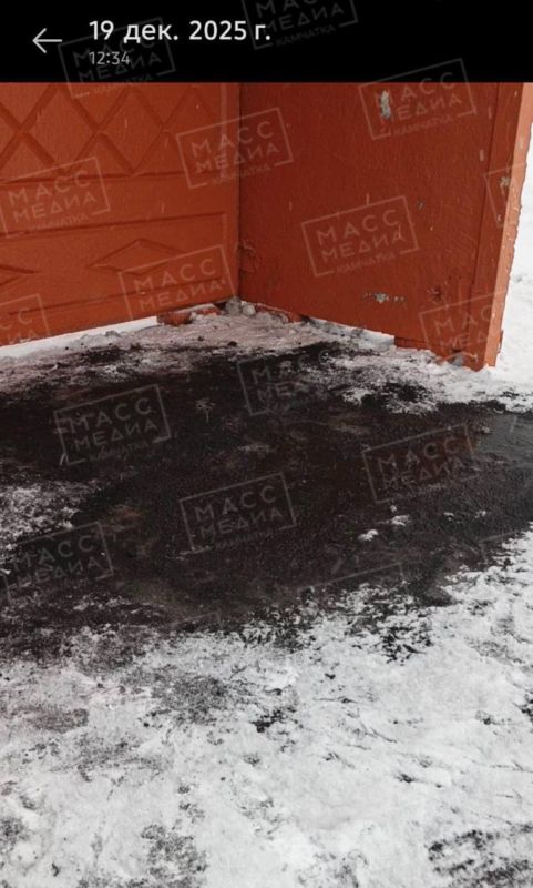 Остановку, на которой школьник сломал ногу, посыпали