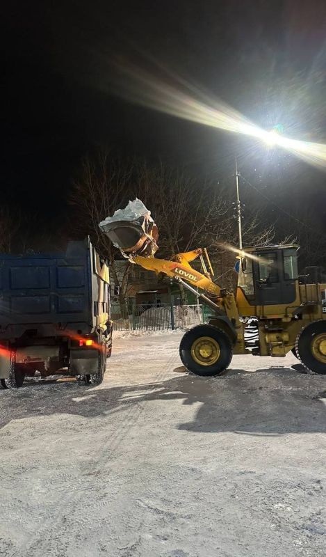 Город день за днем. 19 декабря 2025 декабря В ПетропавловскеКамчатском продолжаются работы по зимнему содержанию города