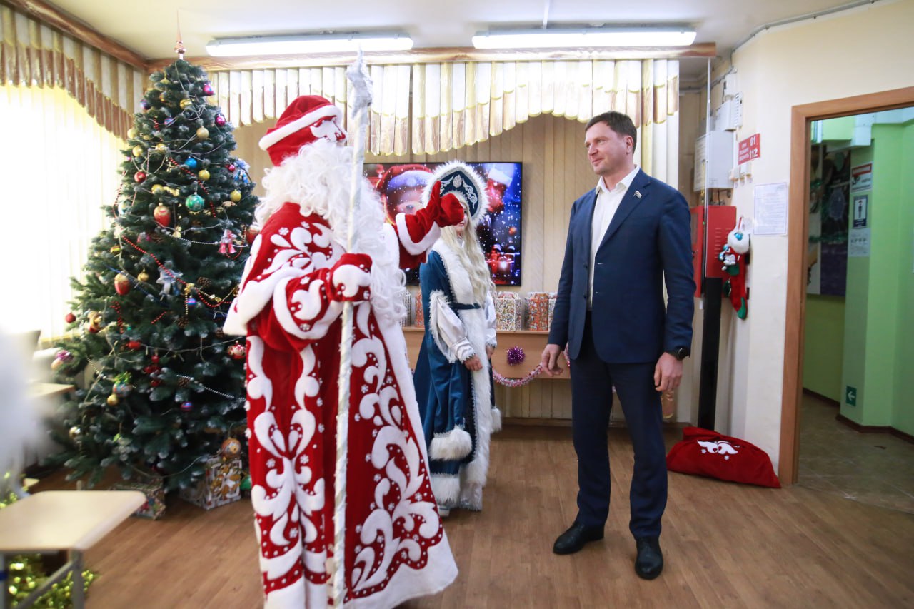 Новый год – время чудес!. Анатолий Кирносенко поздравил детей из 2-го избирательного округа с наступающими праздниками и вручил им подарки от сенатора РФ Валерия Пономарева Новый год – время чудес!. Анатолий Кирносенко поздравил детей из 2-го избирательного округа с наступающими праздниками и вручил им подарки от сенатора РФ Валерия Пономарева