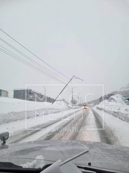 Пока не упал: в краевой столице фонарный столб уже четвертый день пытается рухнуть