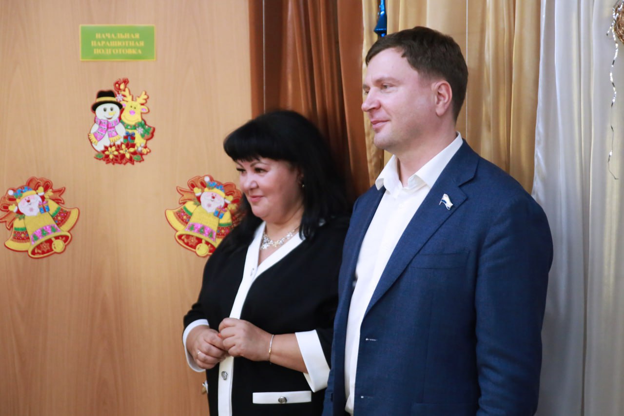 Новый год – время чудес!. Анатолий Кирносенко поздравил детей из 2-го избирательного округа с наступающими праздниками и вручил им подарки от сенатора РФ Валерия Пономарева Новый год – время чудес!. Анатолий Кирносенко поздравил детей из 2-го избирательного округа с наступающими праздниками и вручил им подарки от сенатора РФ Валерия Пономарева