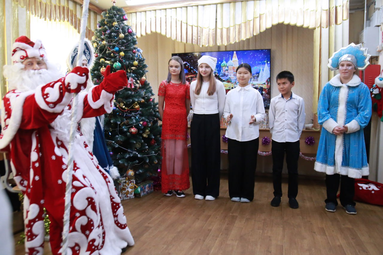 Новый год – время чудес!. Анатолий Кирносенко поздравил детей из 2-го избирательного округа с наступающими праздниками и вручил им подарки от сенатора РФ Валерия Пономарева Новый год – время чудес!. Анатолий Кирносенко поздравил детей из 2-го избирательного округа с наступающими праздниками и вручил им подарки от сенатора РФ Валерия Пономарева