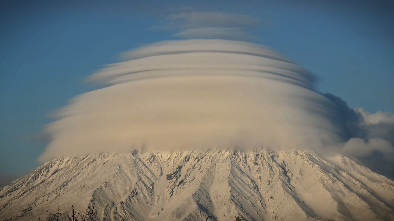 Над заснеженными вулканами Камчатки зависли лентикулярные облака Над заснеженными вулканами Камчатки зависли лентикулярные облака