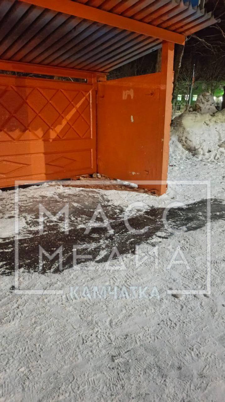 Ребенок сломал ногу на автобусной остановке Ребенок сломал ногу на автобусной остановке