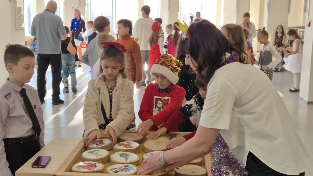 В Петропавловске-Камчатском прошла первая новогодняя ёлка Главы города В Петропавловске-Камчатском прошла первая новогодняя ёлка Главы города