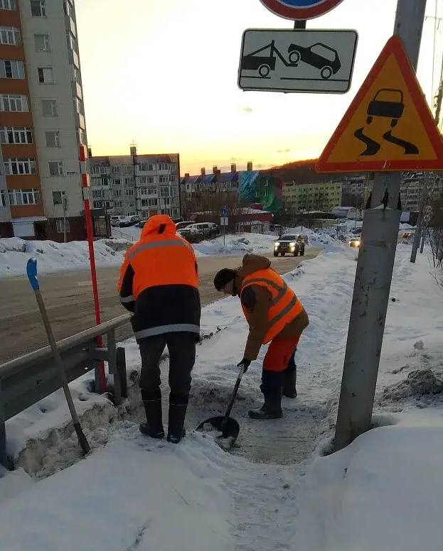 Город день за днем. 23 декабря 2025 года В Петропавловске-Камчатском продолжаются работы по расчистке магистралей, внутриквартальных проездов и придомовых территорий Город день за днем. 23 декабря 2025 года В Петропавловске-Камчатском продолжаются работы по расчистке магистралей, внутриквартальных проездов и придомовых территорий